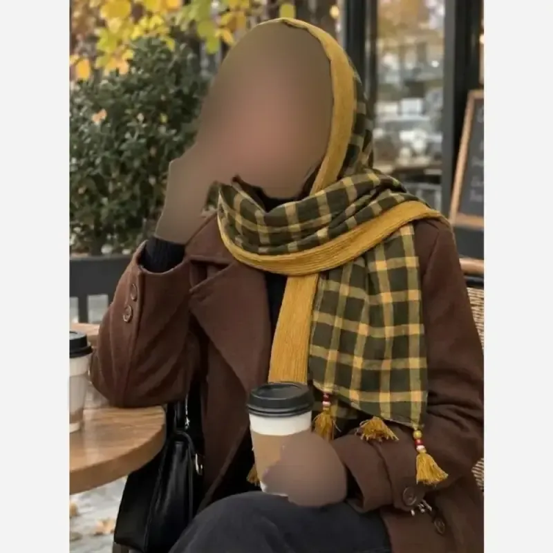 شال پاییزه پلیسه دو تیکه دور گان دار و منگوله مهره ای سایز 198 در 75 سانتیمتر