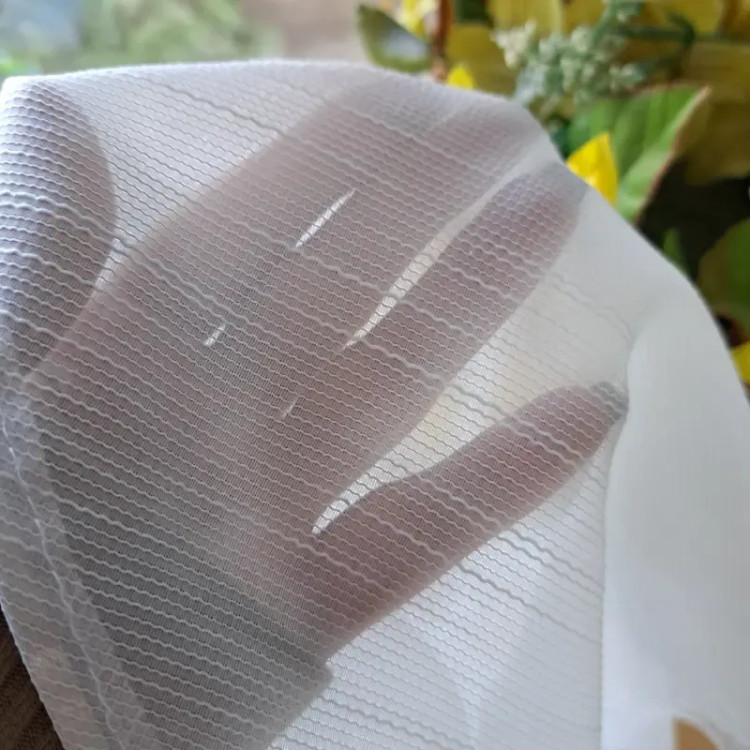 مینی اسکارف حریر ژولی سفید و مشکی ابعاد 70 در 70 در 100 حاشیه دانتل دوزی شده