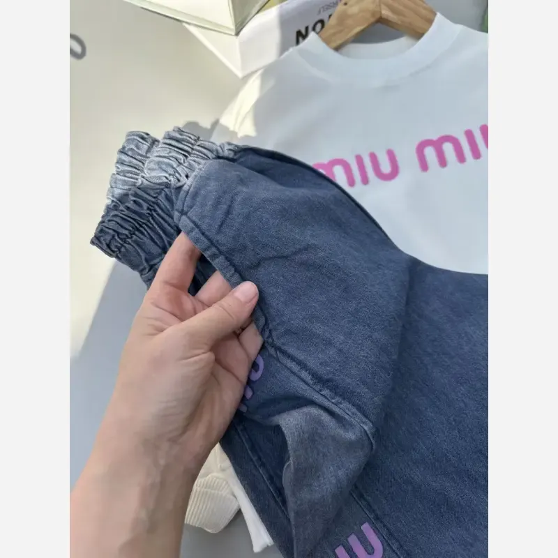 ست بلوز و شلوار لی دخترانه بچگانه طرح Miu Miu پاییزه دورس لاکرا سایز 45 تا 70