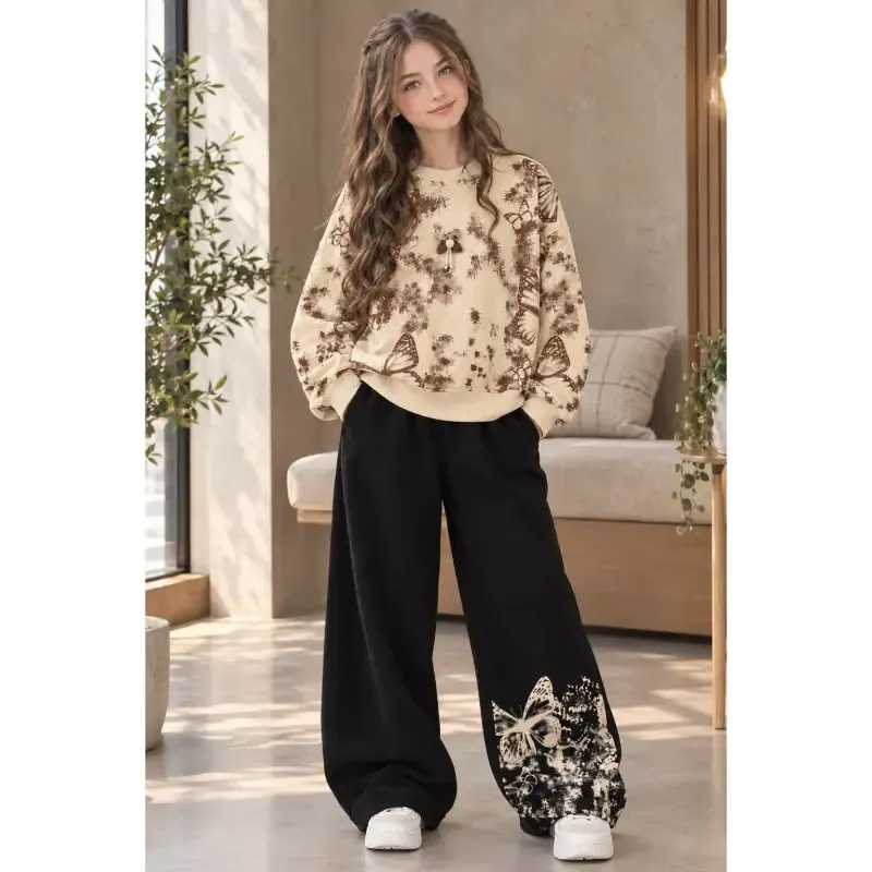 ست بلوز و شلوار دخترانه طرح پروانه جنس دورس دونخ لاکرادار رنگ کرم و سفید