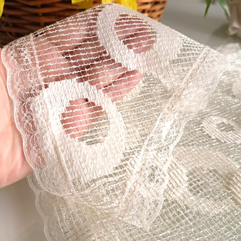 مینی اسکارف شیری سه گوش دور دانتل توری ابعاد 70 در 70 سانتی متر